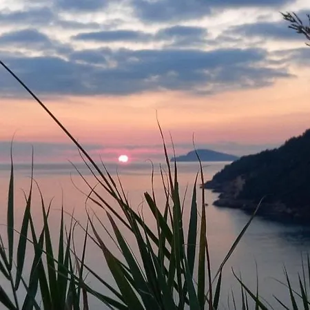 Collage Apartman Scauri