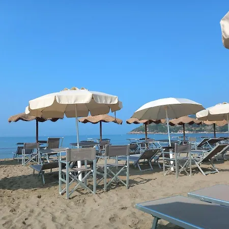 Collage Apartman Scauri